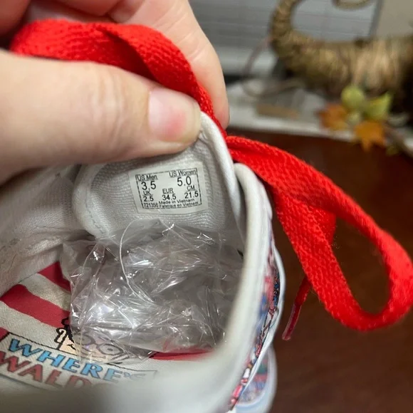 Vans  'Where's Waldo?' Land of Waldos slip on - Picture 10 of 10
